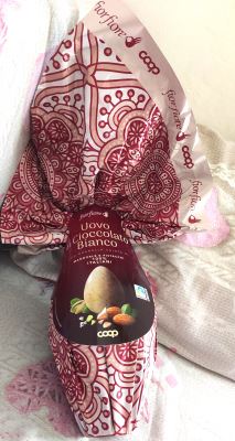 Uovo al cioccolato bianco con granella salata di mandorle e pistacchi 100% italiani