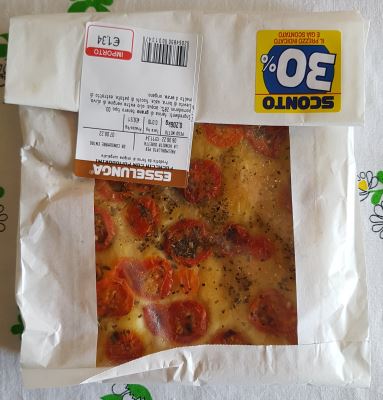 Focaccia con pomodorini freschi e origano 