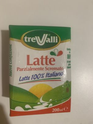 Latte parzialmente scremato in mini brick con cannuccia Tre Valli