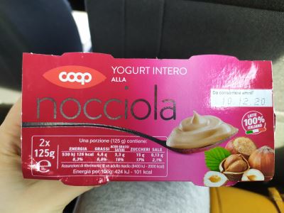 Yogurt intero alla nocciola