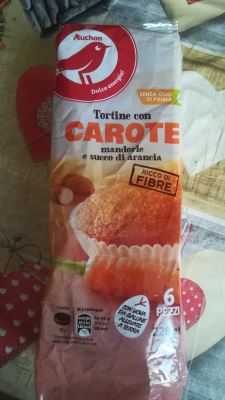 Tortino con carote mandorle e succo d'arancia