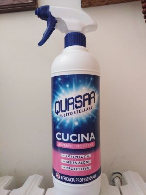 Quasar pulito stellare cucina e superfici moderne