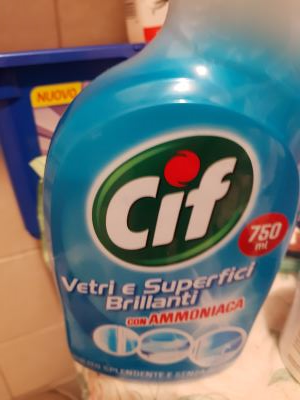 Vetri e superfici brillanti - con ammoniaca