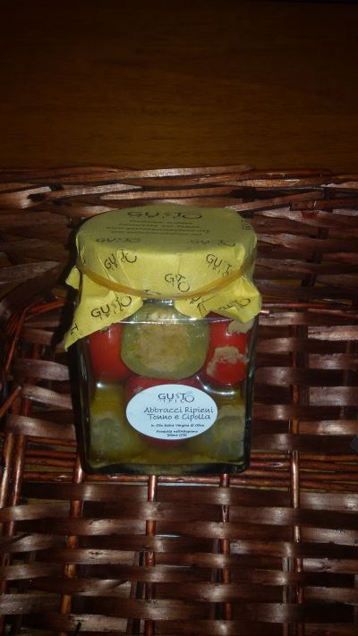 abbracci di peperoncini e pomodori ripieni di tonno e cipolla