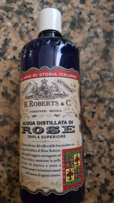 Acqua distillata di rose