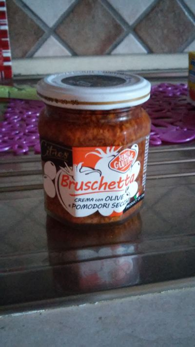 Bruschetta - crema con olive e pomodori secchi