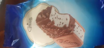 Biscotto ricoperto di croccante al cioccolato 
