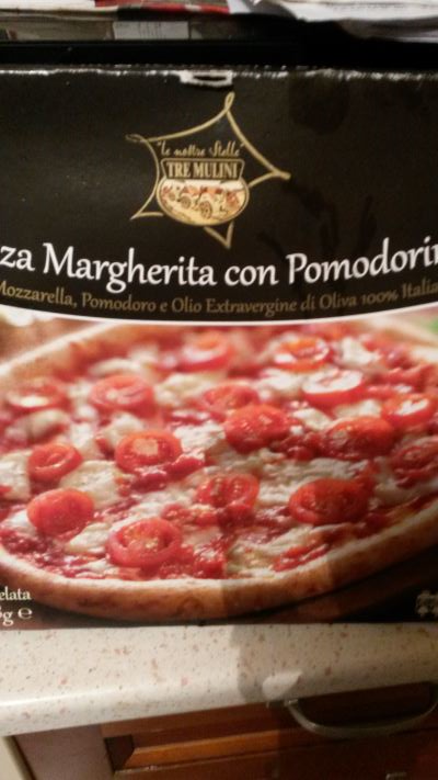 pizza margherita con pomodorini
