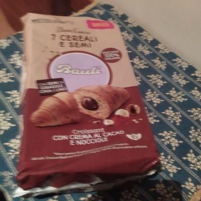 Croissants con crema di cacao e nocciole