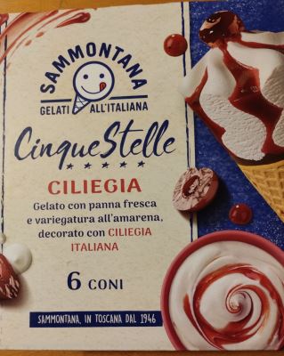 Cinque Stelle Ciliegia Gelato con panna fresca e variegatura all'amarena