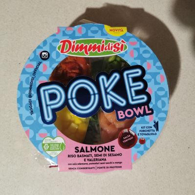 Poké bowl salmone