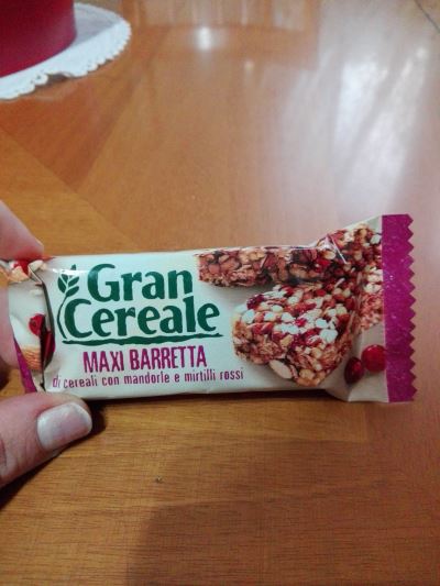 Maxi barretta di cereali mandorle e mirtilli rossi