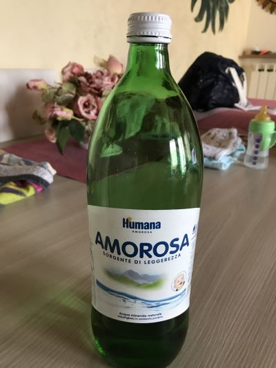 Humana Italia - In ogni goccia di Acqua Amorosa c'è un oceano d'amore! 💙  La nostra acqua è indicata per dissetare le mamme che allattano e i bambini  durante lo svezzamento, inoltre