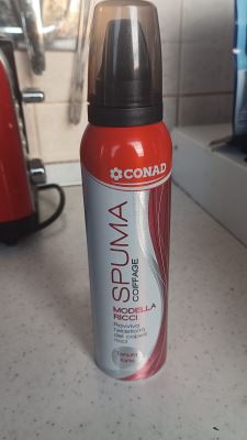 Spuma modella ricci