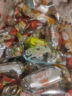 Torroncini siciliani teneri. ricoperti di cioccolato a gusto assortiti 