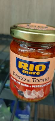 Pesto al tonno con olive nere e peperoncino
