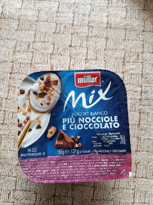 Yogurt Mix bianco più nocciole e cioccolato 