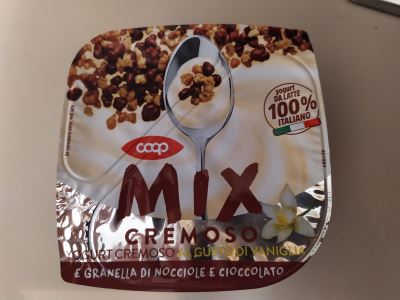 Mix cremoso - yogurt cremoso- gusto vaniglia e granella di nocciole e cioccolato