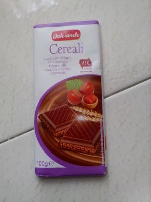 Cioccolato al latte con cremoso ripieno alla nocciola e cereali croccanti