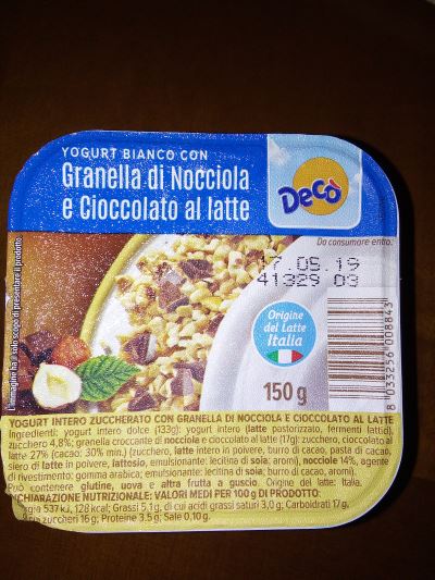 Yogurt bianco con granella di nocciole e cioccolato al latte 