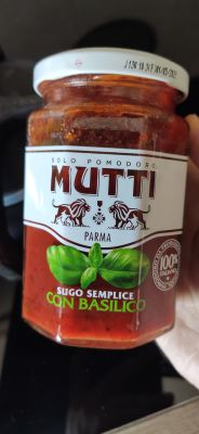 Sugo di pomodoro semplice con basilico