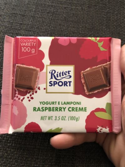 Cioccolato al latte ripieno gusto yogurt e lamponi
