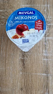 Yogurt greco mela, cannella e uvetta