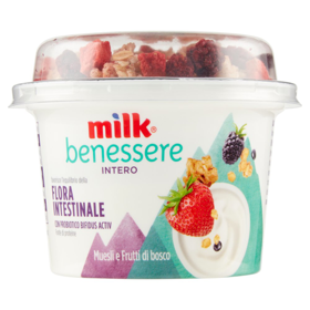 Latte fermentato con muesli e frutti di bosco