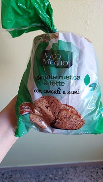 Pagnotta rustica a fette con cereali e semi