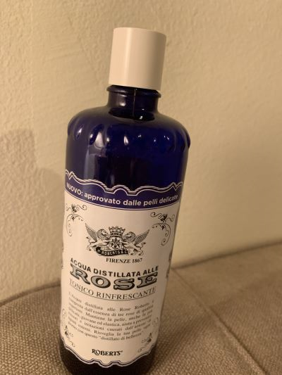 Acqua distillata alle rose, tonico rinfrescante 