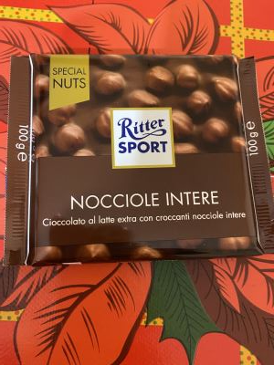 Cioccolato al latte con nocciole intere