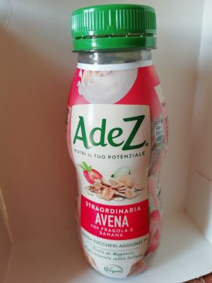Sostituto del latte all'avena con fragola e banana