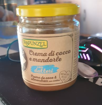 Crema di cocco e mandorle con datteri