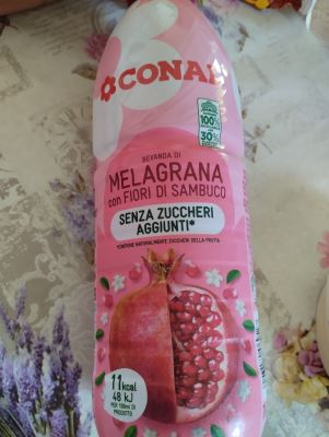 Bevanda di melograno con fiori di sambuco 