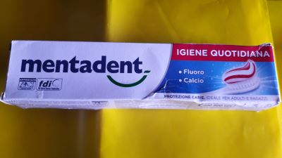 Dentifricio mentadent fluoro e calcio