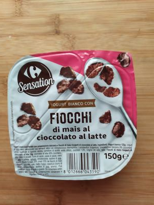 Yogurt bianco con fiocchi di mais al cioccolato al latte