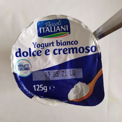 Yogurt bianco dolce e cremoso 