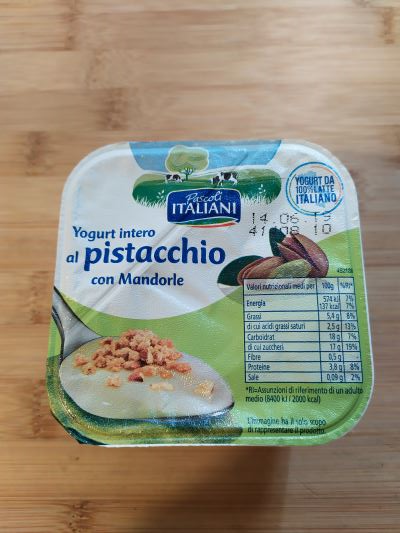 Yogurt intero al pistacchio con mandorle