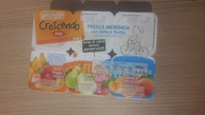 Fresca merenda con latte e frutta