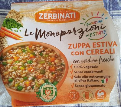 Zuppa estiva con cereali e verdure fresche