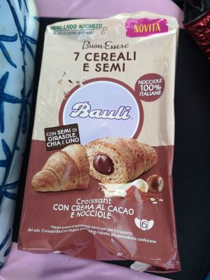 Croissant 7 cereali e semi con crema di cacao e nocciole