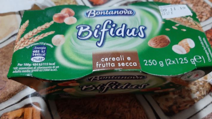 Yogurt cereali e frutta secca