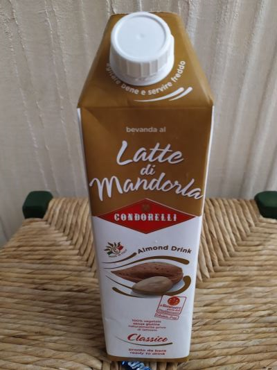 Latte di mandorla