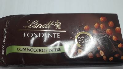 Cioccolato fondente con nocciole intere