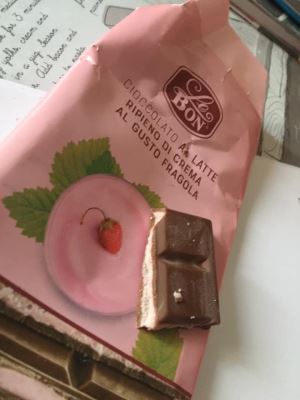 Cioccolato al latte ripieno di crema al gusto fragola