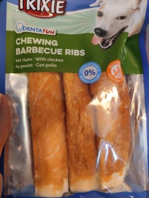 Chewing barbecue ribs di pollo