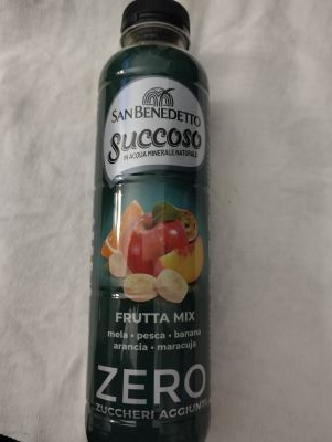 Succoso frutta mix in acqua minerale naturale 