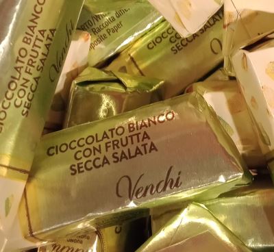 Cioccolato bianco con frutta secca salata