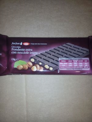 Cioccolato fondente extra con nocciole intere