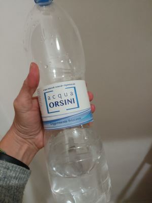 Acqua minerale leggermente frizzante 